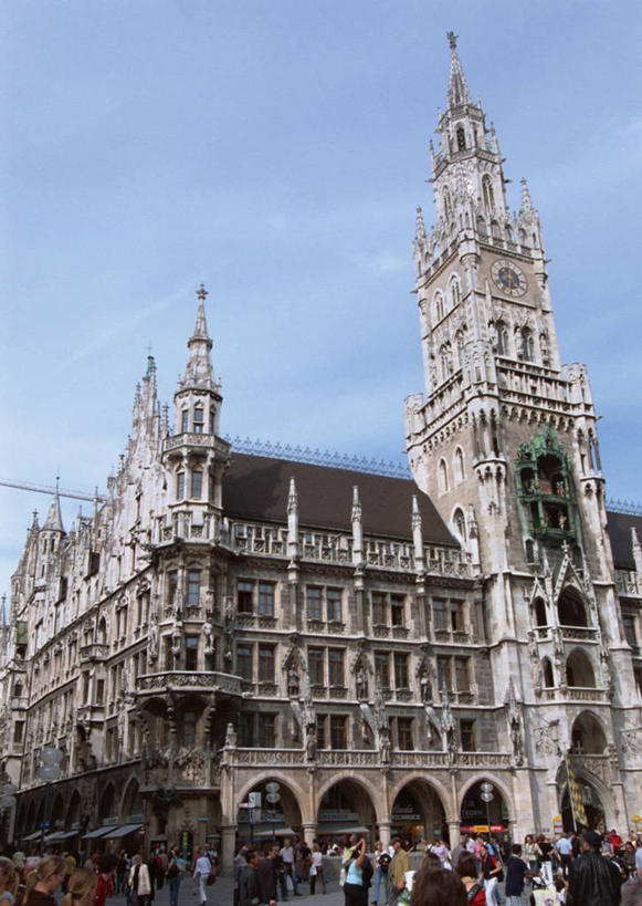 西方人,高楼大厦,走,竖图,室外,白天,仰视,度假,办公楼,美景,城市风光,城市,大厦,建筑,摩天大楼,写字楼,德国,欧洲,欧洲人,行人,游客,游人,阴影,服装,光线,影子,景观,云,云朵,许多人,云彩,注视,休闲装,娱乐,慕尼黑,路人,旅客,衣服,蓝色,白云,蓝天,天空,阳光,楼宇,天,观察,看,一群人,享受,休闲,休闲服,商务楼,景色,放松,服饰,晴朗,观看,察看,西欧,关注,德意志联邦共和国,首府,巴伐利亚,巴伐利亚州,拜恩州,拜恩自由州,过客,慕尼黑新市政厅,男人,男性,年轻男性,年轻女性,女人,女性,白种人,晴空,步行,散步,走路,半身,彩图,低角度拍摄,大楼,高层建筑,高楼,摩天楼