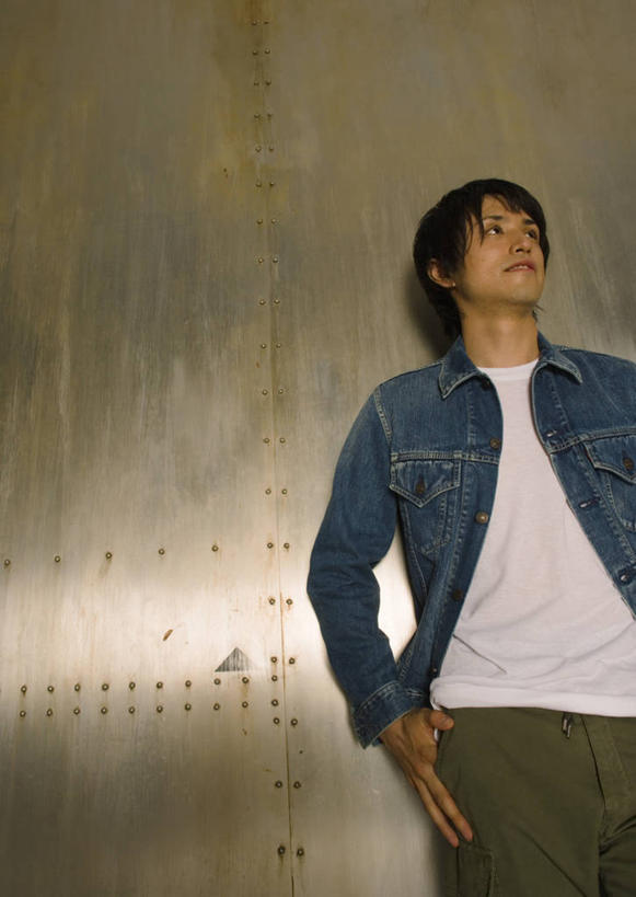 东方人,一个人,站,竖图,室内,白天,正面,亚洲,仅一个男性,仅一个人,阴影,服装,反射,影子,墙,注视,休闲装,黄种人,墙壁,墙面,仅一个年轻男性,衣服,观察,看,靠,靠着,倚靠,站着,休闲,休闲服,服饰,观看,察看,倚着,关注,手插袋,单手插袋,单手抄兜,单手放兜,昂首,男人,男性,年轻男性,亚洲人,插兜,手插兜,手放口袋,抬头,仰头,站立,半身,彩图,手抄兜