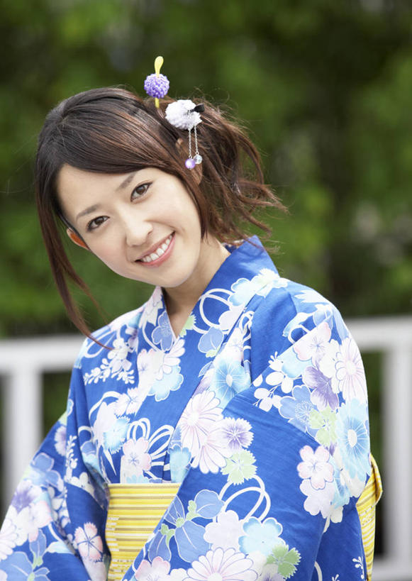 东方人,一个人,栏杆,坐,笑,微笑,露齿笑,竖图,室外,白天,正面,民族服装,植物,亚洲,仅一个年轻女性,仅一个女性,仅一个人,和服,朦胧,模糊,装饰,扶手,头饰,注视,黄种人,发簪,护栏,树,树木,蓝色,绿色,自然,发饰,饰品,观察,看,服饰,生长,成长,观看,华丽,修饰,点缀,察看,关注,配饰,吴服,唐草,唐花,唐锦,衬托,美观,雅致,雅观,簪子,年轻女性,女人,女性,亚洲人,坐着,半身,彩图,传统服装,民俗服