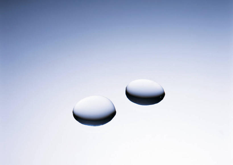 无人,横图,俯视,室内,特写,白天,水,阴影,蓝色背景,透明,反射,液体,影子,水滴,两滴,摄影,影棚,通明,彩图,高角度拍摄,影棚拍摄,拍摄