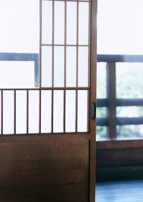 无人,家,栏杆,竖图,室内,特写,白天,正面,门,静物,拉门,阴影,反射,影子,房屋,屋子,围栏,走道,走廊,过道,移门,护栏,楼房,住宅,障子,纸门,彩图,房子