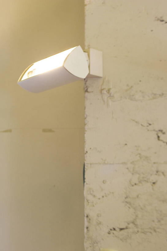 无人,办公室,竖图,室内,特写,白天,正面,静物,照明,阴影,反射,壁灯,影子,墙,灯光,墙壁,墙面,灯,一个,白色,灯具,单个,照亮,照明设备,彩图