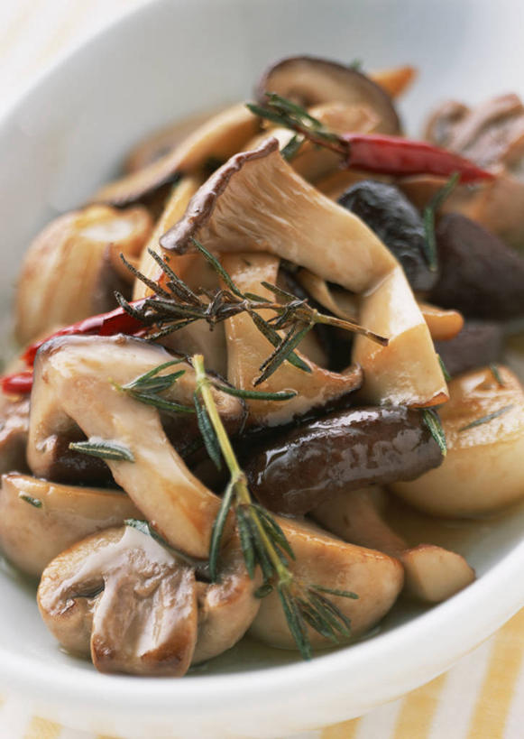 无人,竖图,俯视,室内,特写,白天,餐桌,桌子,蔬菜,杯子,一堆,许多,阴影,堆叠,堆积,条纹,朦胧,模糊,新鲜,反射,影子,陶瓷,菌菇,蘑菇,香菇,食品,陶瓷制品,菌类,玻璃制品,食物,一个,黄色,白色,容器,水杯,碗,食用菌,有机食品,绿色食品,单个,餐台,储藏,堆,储存,杏鲍菇,刺芹侧耳,玻璃杯,彩图,高角度拍摄,贮存