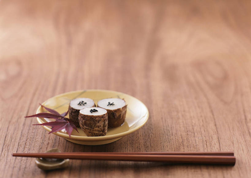 无人,横图,俯视,室内,特写,白天,筷子,桌面,桌子,蔬菜,餐具,叶子,一双,阴影,新鲜,反射,木制,碟子,盘,影子,芋头,食品,枫叶,枯叶,落叶,筷架,筷枕,文化,传统,食物,黄色,红色,盘子,木制品,碟,毛芋,毛芋头,芋奶,有机食品,绿色食品,枫树叶,礼节,筷子架,礼仪,青芋,芋子,叶,叶片,进餐用具,芋艿,彩图,高角度拍摄