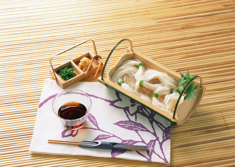 面食,面条,芥末,无人,交叉,横图,俯视,室内,特写,白天,烹饪,筷子,桌面,桌子,竹子,餐具,叶子,玻璃,阴影,竹制,编织,反射,木制,篮子,影子,调料,面,日本料理,料理,食品,枫叶,绿叶,筷架,冷面,调味品,调味料,筷枕,文化,传统,酱油,菜肴,美食,玻璃制品,食物,木制品,容器,竹篮,碗,日式料理,日式,嫩叶,佳肴,枫树叶,储藏,竹条,礼节,筷子架,交织,竹制品,储存,礼仪,山葵,泽山葵,溪山葵,芥子末,山嵛菜,芥辣粉,哇沙比,辣根,穿插,豉油,叶,叶片,进餐用具,彩图,高角度拍摄,贮存