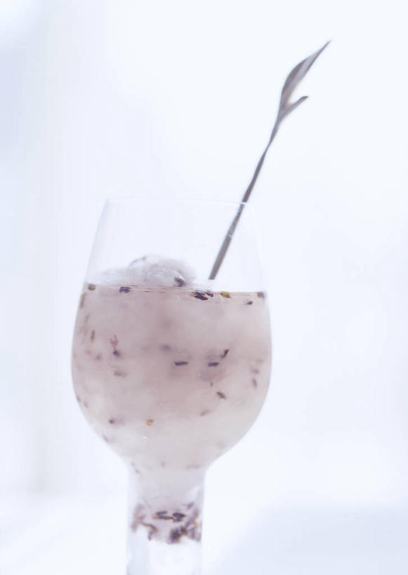 无人,竖图,室内,特写,白天,白色背景,正面,餐桌,桌子,杯子,一把,阴影,反射,影子,勺子,冰激凌,清凉,玻璃制品,一个,水杯,调羹,汤匙,冷饮,舒服,冰淇淋,草莓冰激凌,摄影,影棚,单个,餐台,解暑,解渴,雪糕,舒爽,冰糕,消暑,玻璃杯,彩图,影棚拍摄,拍摄