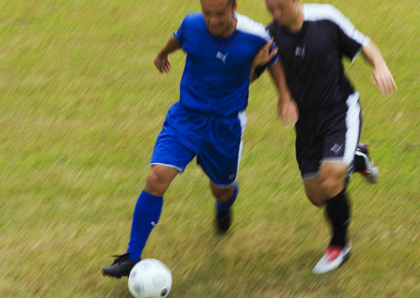 东方人,两个人,运动员,足球场,横图,室外,白天,正面,运动服,运动鞋,锻炼,快乐,比赛,运动,竞争,足球,草地,草坪,植物,鞋子,亚洲,服装,足球鞋,足球装备,足球运动员,黄种人,娱乐,运动器械,袜子,草,一个,衣服,绿色,休闲,健身器械,服饰,单个,长袜,体育运动,衣着,穿着,健身器材,绿茵场,长筒袜,鞋钉,对手,蹴鞠,衣饰,长统袜,体育,足球运动,男人,男性,年轻男性,亚洲人,体育运动员,运动选手,半身,彩图,健身,足球比赛场地,运动器材,运动装