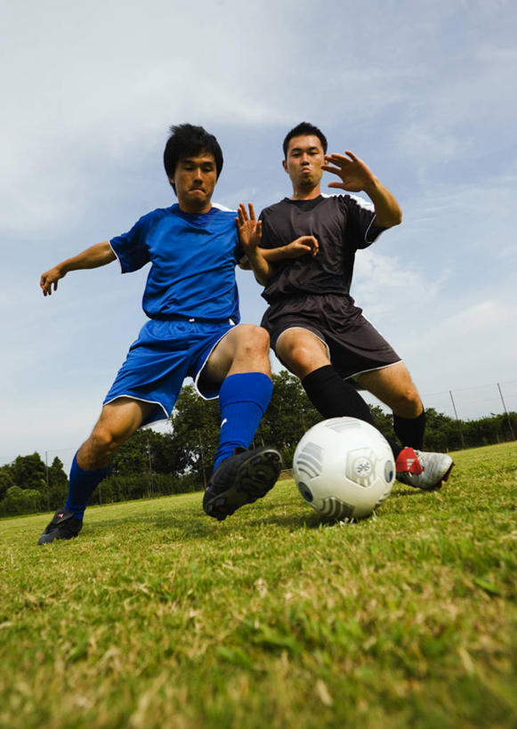 东方人,两个人,运动员,足球场,竖图,室外,白天,仰视,运动服,运动鞋,锻炼,快乐,比赛,运动,竞争,足球,草地,草坪,植物,鞋子,亚洲,服装,足球鞋,足球装备,足球运动员,黄种人,娱乐,运动器械,袜子,草,一个,衣服,绿色,休闲,健身器械,服饰,单个,长袜,体育运动,衣着,穿着,健身器材,绿茵场,长筒袜,鞋钉,对手,蹴鞠,衣饰,长统袜,体育,足球运动,男人,男性,年轻男性,亚洲人,体育运动员,运动选手,彩图,低角度拍摄,全身,健身,足球比赛场地,运动器材,运动装