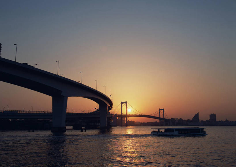 无人,高楼大厦,横图,全景,室外,白天,仰视,旅游,度假,海浪,海洋,日落,标志建筑,大厦,道路,地标,建筑,路,摩天大楼,公路,东京,日本,亚洲,浪花,晚霞,霞光,落日,高架,彩虹大桥,交通,娱乐,建设,海水,黄昏,享受,休闲,旅游胜地,彩霞,放松,高架桥,海景,东亚,高架道路,跨线桥,本州,关东地方,本州岛,日本国,东京都,日本彩虹大桥,港未来21区,夕照,薄暮,大海,风浪,海,海水的波动,近岸浪,涌浪,夕阳,彩图,低角度拍摄,傍晚,大楼,高层建筑,高楼,摩天楼,斜阳