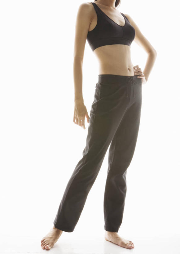 东方人,一个人,站,竖图,室内,白天,白色背景,正面,亚洲,仅一个年轻女性,仅一个女性,仅一个人,服装,背心,黄种人,光脚,手叉腰,衣服,黑色,叉腰,站着,赤脚,摄影,服饰,影棚,衣着,穿着,衣饰,露脐装,单手叉腰,年轻女性,女人,女性,亚洲人,站立,半身,彩图,影棚拍摄,拍摄