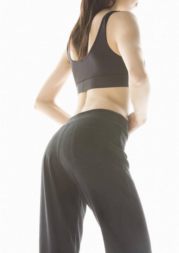 东方人,一个人,站,竖图,室内,白天,白色背景,亚洲,仅一个年轻女性,仅一个女性,仅一个人,服装,背心,黄种人,背面,衣服,黑色,站着,摄影,服饰,影棚,衣着,穿着,衣饰,露脐装,年轻女性,女人,女性,亚洲人,站立,半身,彩图,影棚拍摄,拍摄