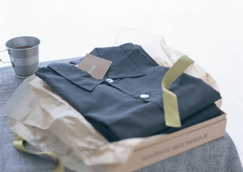 无人,横图,俯视,室内,特写,白天,衬衫,桌子,杯子,礼盒,礼物,父亲节,阴影,节日,庆祝,装饰,反射,丝绸,丝带,影子,纸盒,缎带,文化,绸带,盒子,包装盒,水杯,礼品盒,庆典,礼品,纪念,华丽,修饰,点缀,衬托,美观,雅致,雅观,茶杯,彩图,高角度拍摄,衬衣