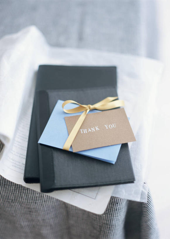 无人,竖图,俯视,室内,特写,白天,静物,礼盒,礼物,父亲节,阴影,节日,庆祝,装饰,反射,英文,标志,丝绸,丝带,文字,影子,纸盒,字符,字母,缎带,文化,标识,绸带,盒子,包装盒,礼品盒,庆典,礼品,纪念,英文字母,华丽,修饰,点缀,衬托,美观,雅致,雅观,彩图,高角度拍摄