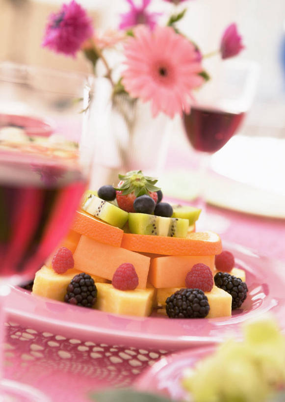 奶酪,红酒,葡萄酒,无人,竖图,室内,特写,白天,正面,餐桌,桌子,草莓,浆果,猕猴桃,杯子,餐具,花瓶,水果,阴影,朦胧,模糊,新鲜,盛开,反射,碟子,高脚杯,盘,影子,陶瓷,生食,干酪,起司,食品,果实,非洲菊,陶瓷制品,红酒杯,酒类,芝士,营养,花蕾,玻璃制品,酒,花,花瓣,花朵,鲜花,食物,饮料,盘子,酒杯,瓶子,碟,花苞,花蕊,红葡萄酒,乳酪,菊花,有机食品,绿色食品,餐台,乳制品,葡萄酒杯,山梅花,发酵,太平花,扶郎花,灯盏花,千日菊,玻璃杯,洋莓,水果皇后,奇异果,猕猴梨,红莓,地莓,彩图