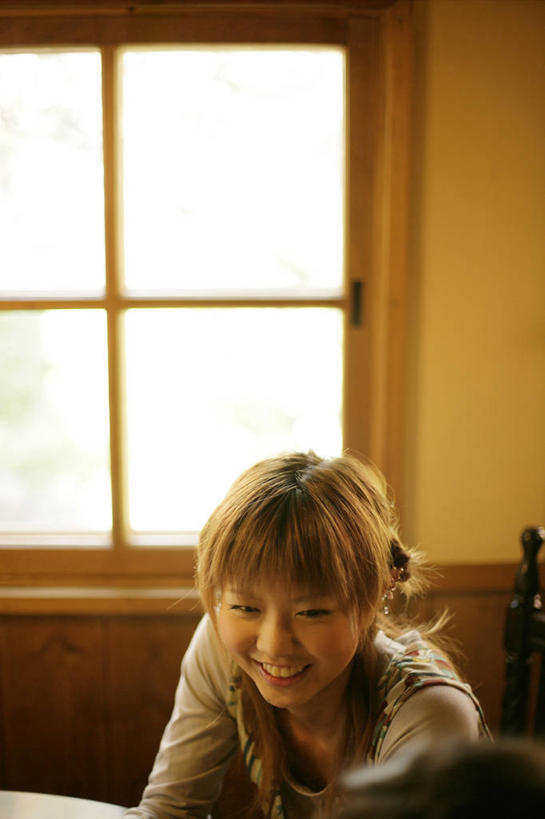 东方人,两个人,伙伴,朋友,坐,笑,微笑,露齿笑,竖图,俯视,室内,白天,友谊,窗户,亚洲,服装,装饰,头饰,墙,注视,休闲装,黄种人,发簪,玻璃窗,墙壁,墙面,衣服,黄色,发饰,饰品,观察,看,休闲,同学,休闲服,服饰,观看,华丽,修饰,点缀,察看,校友,关注,咖啡店,咖啡屋,配饰,衬托,美观,雅致,雅观,簪子,同窗,学友,友情,年轻女性,女人,女性,亚洲人,坐着,半身,彩图,高角度拍摄,咖啡馆