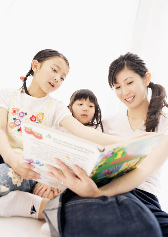 东方人,儿童,三个人,家庭,母亲,女儿,坐,笑,微笑,露齿笑,竖图,室内,白天,正面,纯洁,卧室,书籍,亚洲,一排,握,阴影,服装,整齐,反射,影子,地面,拿,拿着,注视,休闲装,黄种人,排列,小孩,衣服,画册,观察,看,休闲,温暖,温馨,母女,一家人,休闲服,可爱,母爱,童年,童趣,握着,服饰,观看,和睦,察看,队列,关注,童真,烂漫,无邪,天真,年轻女性,女孩,女人,女性,亚洲人,孩子,年轻人,书,图书,坐着,半身,彩图,睡房,卧房,融洽,女生