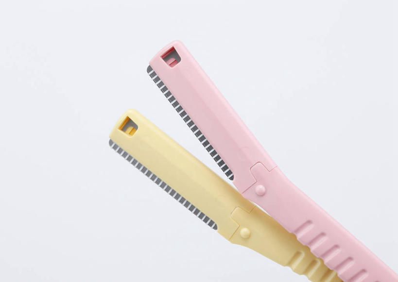 无人,横图,俯视,室内,特写,白天,白色背景,化妆,美容,时尚,静物,阴影,反射,影子,两把,粉色,黄色,摄影,影棚,美容工具,修眉刀,化妆工具,刮眉刀,彩图,高角度拍摄,影棚拍摄,拍摄