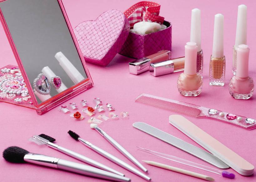 无人,横图,俯视,室内,特写,白天,爱情,化妆,美容,镜子,静物,金属制品,阴影,粉色背景,爱心,装饰,反射,金属,工具,影子,浪漫,指甲油,唇膏,化妆品,化妆刷,刷子,口红,温暖,温馨,心形,恩爱,美甲,摄影,影棚,锉刀,腮红刷,眼影刷,华丽,修饰,点缀,镜像,和睦,美容工具,梳妆镜,化妆用品,镜面,指甲锉,彩妆刷,化妆工具,假指甲,蜜粉刷,光学,衬托,美观,雅致,雅观,锉子,美甲工具,唇棒,心型,彩图,高角度拍摄,影棚拍摄,拍摄,融洽