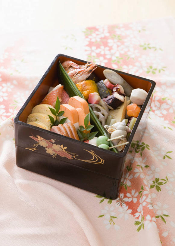 米饭,寿司,无人,竖图,俯视,室内,特写,白天,烹饪,阴影,花纹,朦胧,模糊,盛开,反射,布,图案,影子,日本料理,料理,食品,食盒,饭,花蕾,布纹,菜肴,美食,盒子,花,花瓣,花朵,鲜花,食物,容器,日式料理,花苞,花蕊,日式,佳肴,储藏,布匹,五谷,储存,醋饭,四喜饭,彩图,高角度拍摄,贮存