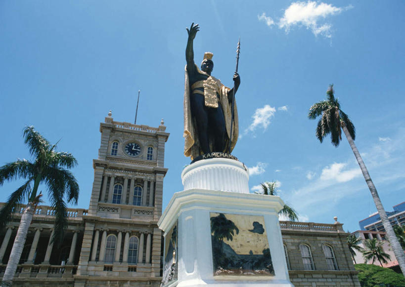 西方人,一个人,无人,家,宫殿,站,举,横图,室外,白天,仰视,旅游,度假,岛屿,植物,别墅,标志建筑,城市,地标,建筑,棕榈树,叶子,雕塑,夏威夷,欧洲,美国,欧洲人,仅一个男性,仅一个人,阴影,艺术,装饰,光线,雕刻,雕像,影子,房屋,屋子,云,云朵,公寓,绿叶,云彩,娱乐,建设,洋房,楼房,住宅,树,树木,仅一个年轻男性,蓝色,绿色,白云,蓝天,天空,阳光,自然,工艺品,天,托,站着,享受,休闲,嫩叶,旅游胜地,放松,生长,晴朗,成长,纪念,美术,北美,北美洲,主题,美洲,豪宅,陈列,棕榈叶,瓦胡岛,欧胡岛,火奴鲁鲁,首府,欧湖岛,夏威夷州,爱洛哈之州,功能,美学,北亚美利加洲,亚美利加洲,聚集之岛,檀香山市,男人,男性,年轻男性,白种人,叶,叶片,列岛,群岛,诸岛,晴空,棕树,棕榈,举起,举手,举着,向上举,向上伸,向上托,站立,彩图,低角度拍摄,全身,房子,皇宫,伊奥拉尼宫,檀香山