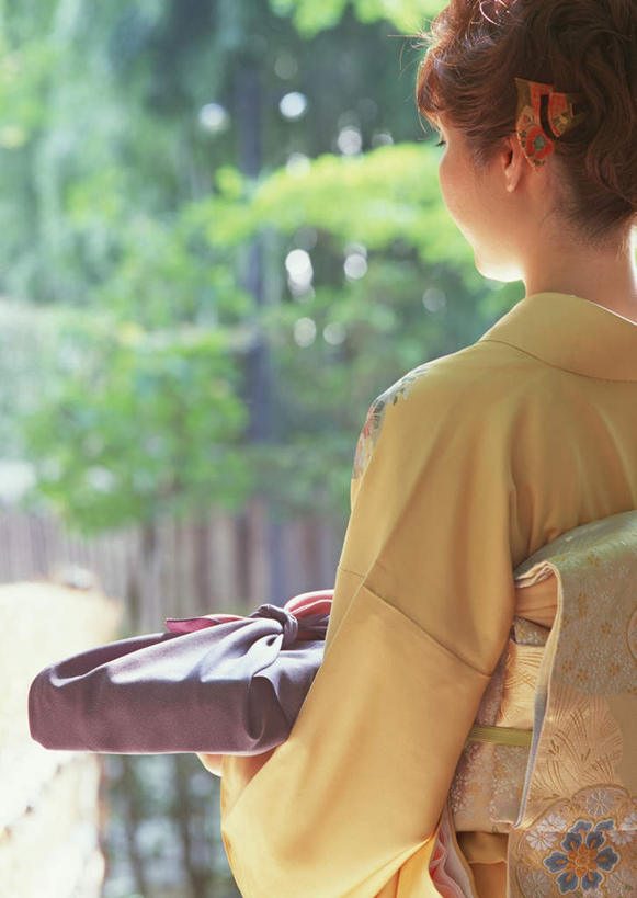 东方人,一个人,站,捧,竖图,室外,白天,民族服装,植物,亚洲,仅一个年轻女性,仅一个女性,仅一个人,花纹,和服,朦胧,模糊,布,图案,食盒,布纹,黄种人,盒子,树,树木,背面,绿色,自然,容器,站着,服饰,生长,成长,储藏,布匹,储存,吴服,唐草,唐花,唐锦,年轻女性,女人,女性,亚洲人,端,端着,捧着,手捧,站立,半身,彩图,传统服装,民俗服,贮存