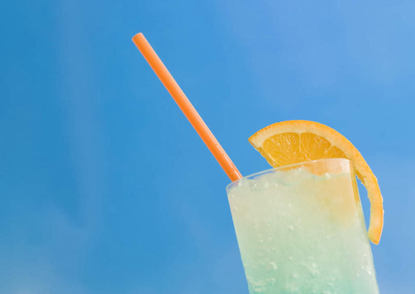 无人,横图,室外,特写,白天,仰视,柠檬,杯子,水果,切开,阴影,新鲜,装饰,光线,影子,塑料,冰,生食,汽水,冰块,食品,果实,饮品,一杯,冷冻,玻璃制品,食物,饮料,一个,蓝色,蓝天,天空,阳光,水杯,塑料制品,吸管,碳酸饮料,雪碧,天,切,寒冷,有机食品,绿色食品,晴朗,冷藏,单个,华丽,修饰,点缀,冰冷,空心,可口,剖面,切面,万里无云,衬托,美观,雅致,雅观,饮管,保鲜,适口,玻璃杯,晴空,晴空万里,益母果,柠果,彩图,低角度拍摄,荷兰水,圆柱状