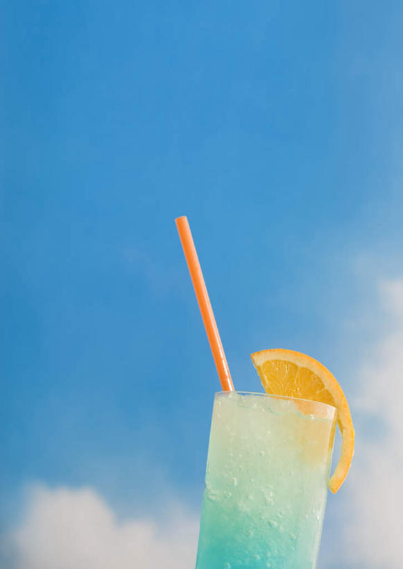 无人,竖图,室外,特写,白天,仰视,柠檬,杯子,水果,切开,阴影,新鲜,装饰,光线,影子,塑料,冰,云,云朵,生食,汽水,冰块,食品,果实,饮品,一杯,云彩,冷冻,玻璃制品,食物,饮料,一个,蓝色,白云,蓝天,天空,阳光,水杯,塑料制品,吸管,碳酸饮料,雪碧,天,切,寒冷,有机食品,绿色食品,晴朗,冷藏,单个,华丽,修饰,点缀,冰冷,空心,可口,剖面,切面,衬托,美观,雅致,雅观,饮管,保鲜,适口,玻璃杯,晴空,益母果,柠果,彩图,低角度拍摄,荷兰水,圆柱状