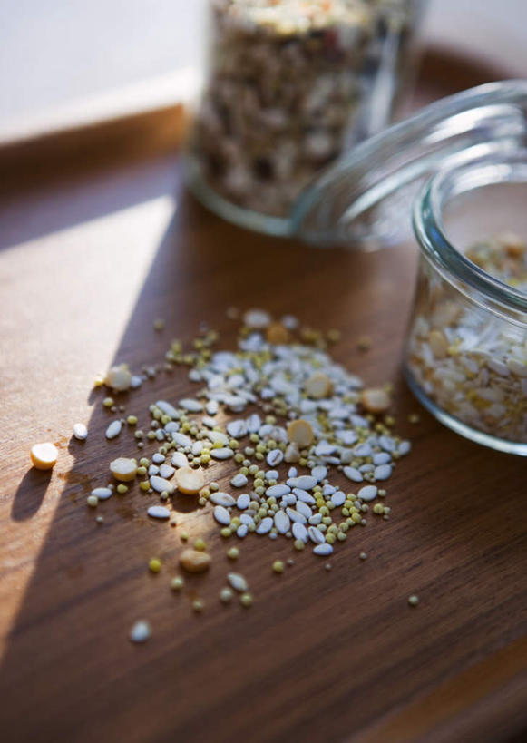 无人,竖图,俯视,室内,特写,白天,早餐,桌面,桌子,玻璃,一堆,许多,阴影,堆叠,堆积,朦胧,模糊,反射,木制,影子,谷物,食品,美食,饮食,玻璃制品,玻璃瓶,木制品,瓶子,保健,堆,麦片,燕麦片,广口瓶,彩图,高角度拍摄