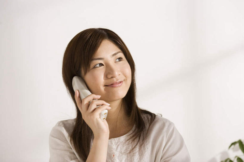 东方人,手,一个人,站,笑,打电话,微笑,横图,室内,白天,正面,植物,电话,叶子,亚洲,仅一个年轻女性,仅一个女性,仅一个人,握,阴影,反射,盆栽,影子,墙,绿叶,盆景,扭头,注视,黄种人,通讯设备,墙壁,墙面,一个,绿色,白色,自然,话筒,观察,看,站着,转头,手部,嫩叶,握着,生长,单个,成长,观看,单手,无绳电话,察看,固定电话,关注,交流,年轻女性,女人,女性,亚洲人,叶,叶片,电话机,沟通,通话,站立,半身,彩图