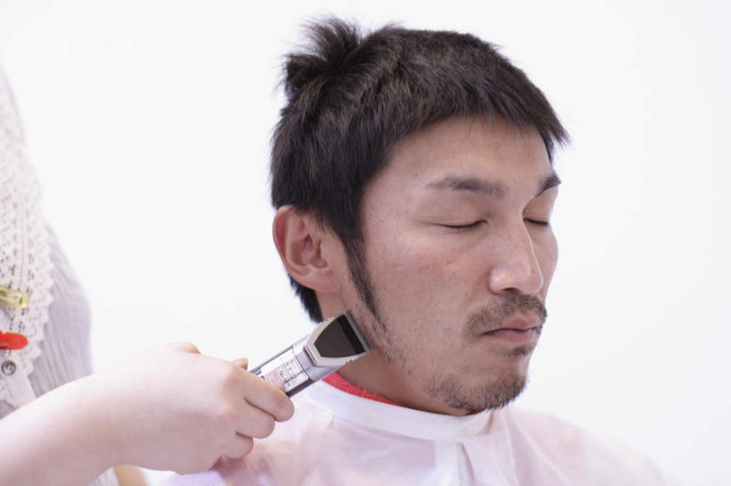 东方人,两个人,理发师,商店,站,坐,闭眼,横图,室内,白天,正面,亚洲,握,服装,朦胧,模糊,剃须刀,墙,拿,围兜,拿着,休闲装,黄种人,商铺,墙壁,墙面,衣服,白色,清洁,站着,休闲,休闲服,护理,握着,服饰,理发店,刮胡刀,家电,家用电器,剃须,电动剃须刀,美发店,美容店,理发围布,仪容,市肆,商号,剪发围布,理发围兜,围布,仪表,男人,男性,年轻男性,年轻女性,女人,女性,亚洲人,发型师,理发员,美发师,闭眼睛,闭着眼,闭着眼睛,站立,坐着,半身,彩图,店铺,小家电