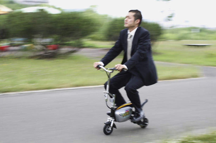 东方人,一个人,商务人士,商务男性,坐,横图,室外,白天,侧面,衬衫,草地,草坪,植物,亚洲,仅一个男性,仅一个人,一辆,握,套装,朦胧,模糊,电动车,领带,注视,黄种人,车,电瓶车,草,树,树木,仅一个年轻男性,绿色,自然,交通工具,观察,驾驶,看,行驶,握着,生长,成长,观看,操纵,控制,察看,象征,庄重,关注,载具,商务装,身份,工薪阶层,操控,正式,地位,把持,男人,男性,年轻男性,亚洲人,白领,上班族,坐着,彩图,全身,衬衣