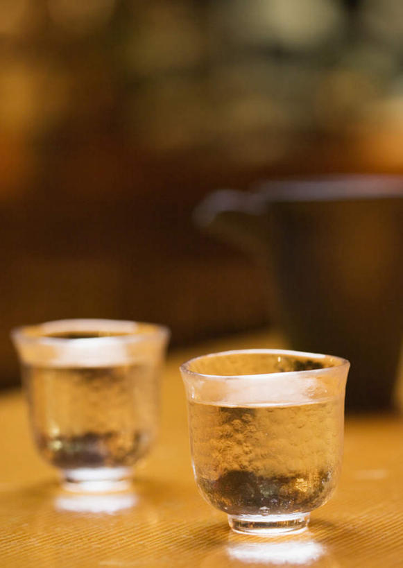 清酒,无人,竖图,俯视,室内,特写,白天,餐桌,桌子,杯子,椅子,阴影,朦胧,模糊,反射,影子,木椅,酒类,玻璃制品,酒,饮料,两个,水杯,餐台,玻璃杯,彩图,高角度拍摄