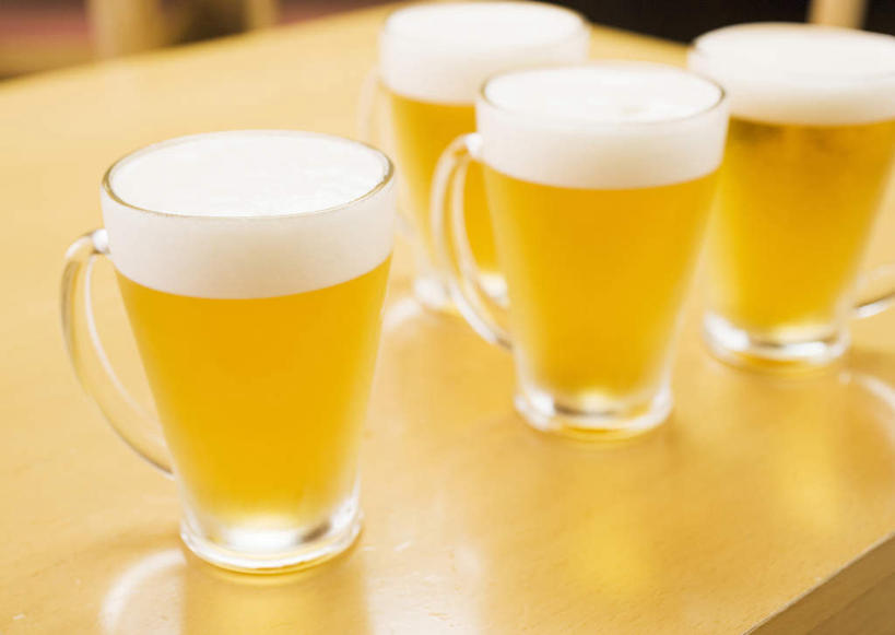 啤酒,无人,横图,俯视,室内,特写,白天,桌面,桌子,杯子,阴影,朦胧,模糊,反射,木制,影子,酒类,四杯,玻璃制品,酒,饮料,酒杯,木制品,啤酒杯,玻璃杯,彩图,高角度拍摄
