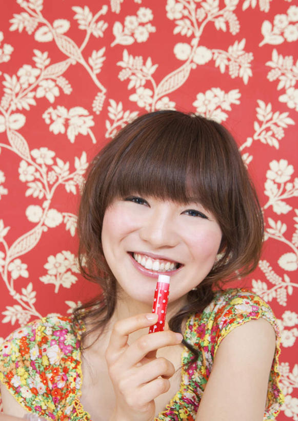 东方人,脸,头,脸颊,手,一个人,笑,微笑,露齿笑,竖图,室内,特写,白天,正面,壁纸,亚洲,仅一个年轻女性,仅一个女性,仅一个人,握,花纹,服装,装饰,墙,拿,拿着,注视,休闲装,黄种人,肩膀,墙壁,墙面,衣服,红色,唇膏,化妆品,润唇膏,观察,看,保养,休闲,手部,休闲服,握着,服饰,观看,保湿,单手,华丽,修饰,点缀,一支,察看,滋润,化妆用品,关注,养颜,补水,衬托,美观,雅致,雅观,唇棒,年轻女性,女人,女性,亚洲人,头部,脸部,脸蛋,面部,墙纸,半身,彩图