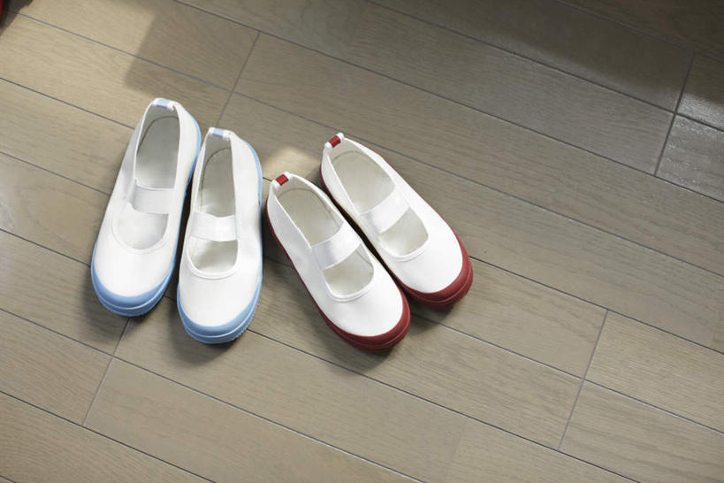 无人,横图,俯视,室内,特写,白天,运动鞋,地板,静物,鞋子,一排,阴影,整齐,反射,影子,地面,两双,木地板,排列,休闲鞋,队列,彩图,高角度拍摄