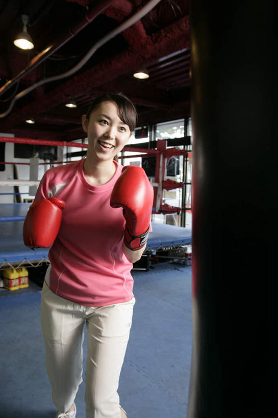 东方人,一个人,栏杆,站,笑,微笑,露齿笑,竖图,室内,白天,正面,运动服,安全,照明,亚洲,仅一个年轻女性,仅一个女性,仅一个人,服装,台子,围栏,灯光,防护,拳击手套,注视,黄种人,运动器械,场地,护栏,吊灯,灯,衣服,绳子,手套,灯具,观察,看,站着,健身器械,服饰,观看,保护,绳索,照亮,察看,衣着,照明设备,穿着,关注,保险,健身器材,拳击台,保全,周全,安稳,安定,防护手套,衣饰,平安,年轻女性,女人,女性,亚洲人,站立,半身,彩图,运动器材,运动装