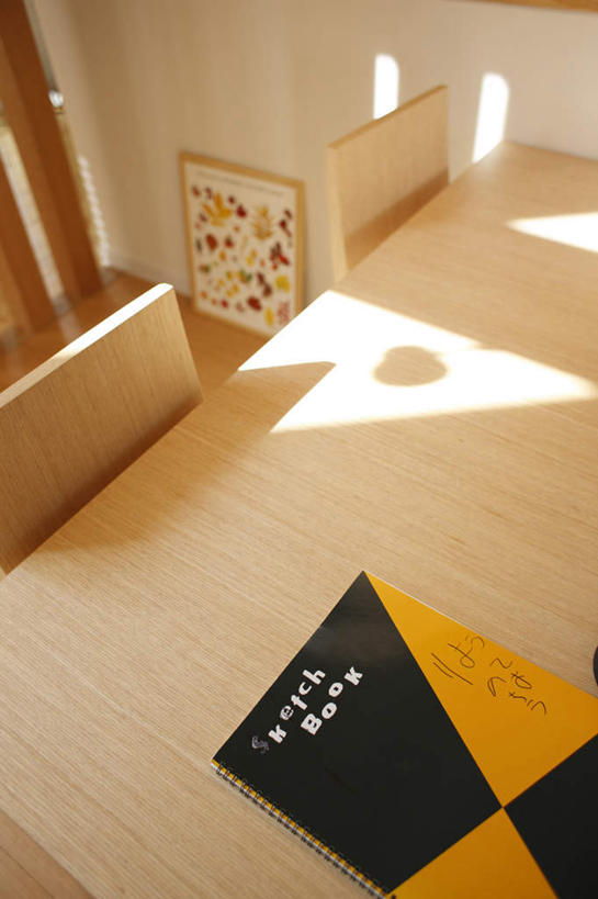 无人,竖图,俯视,室内,特写,白天,餐桌,桌子,静物,椅子,一本,阴影,反射,影子,木椅,办公用品,文具,本子,学习用品,餐台,文具用品,彩图,高角度拍摄,速写本