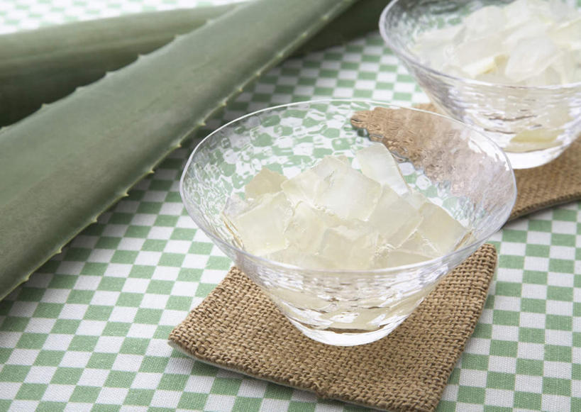 无人,横图,俯视,室内,特写,白天,桌面,桌子,芦荟,玻璃,阴影,反射,木制,布料,影子,杯垫,布纹,玻璃制品,桌布,两个,餐巾,木制品,容器,垫子,台布,碗,储藏,储存,罗帷草,讷会,奴会,象鼻莲,象胆,餐桌布,彩图,高角度拍摄,贮存,油葱