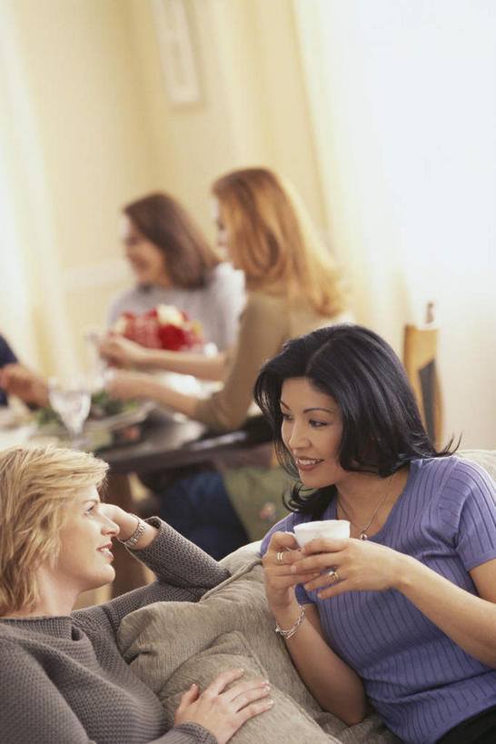 东方人,西方人,四个人,伙伴,朋友,客厅,坐,笑,说,微笑,露齿笑,竖图,室内,白天,正面,讨论,友谊,靠垫,沙发,杯子,欧洲,欧洲人,亚洲,握,服装,瓷器,咖啡杯,靠枕,陶瓷制品,拿,拿着,注视,休闲装,黄种人,衣服,垫子,枕头,观察,看,休闲,休闲服,握着,服饰,观看,察看,起居室,关注,瓷杯,布艺沙发,客堂,交流,友情,年轻女性,女人,女性,中年女性,白种人,亚洲人,沟通,讲话,交谈,商讨,说话,谈话,坐着,半身,彩图