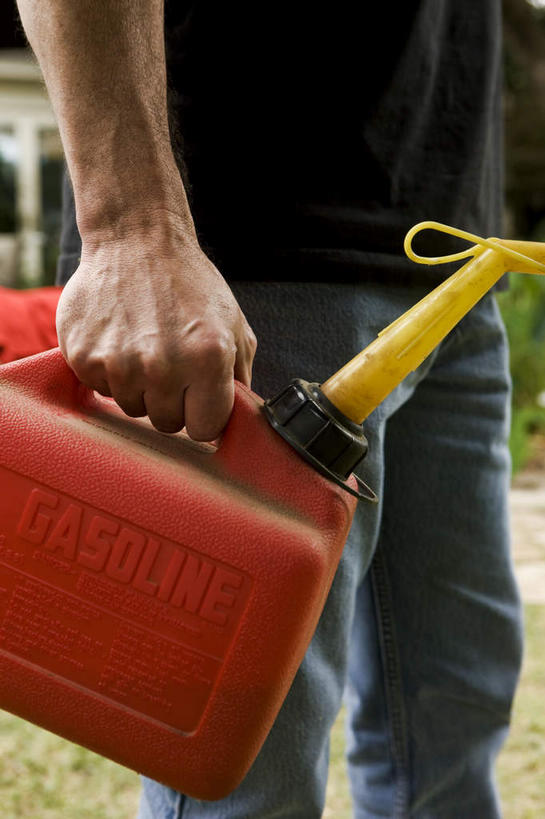 西方人,一个人,站,竖图,室外,白天,侧面,草地,草坪,植物,欧洲,欧洲人,仅一个男性,仅一个人,仅一个中年男性,握,服装,桶,塑料,拿,拿着,休闲装,草,衣服,红色,绿色,容器,塑料制品,站着,休闲,休闲服,握着,服饰,储藏,塑料桶,储存,男人,男性,中年男性,白种人,站立,半身,彩图,贮存,油桶