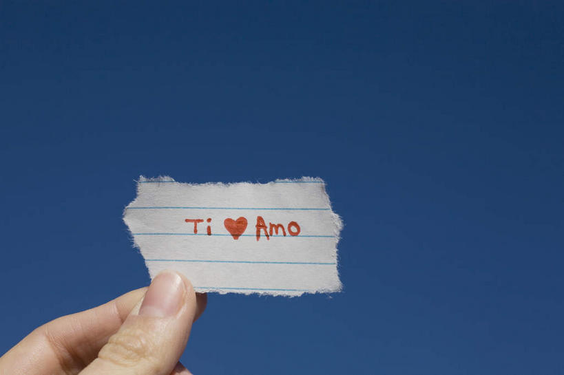 西方人,手,一个人,举,横图,室外,特写,白天,仰视,爱情,欧洲,欧洲人,仅一个年轻女性,仅一个女性,仅一个人,握,阴影,爱心,光线,英文,标志,文字,影子,纸,字符,字母,浪漫,拿,拿着,标识,红色,蓝色,蓝天,天空,阳光,天,托,温暖,温馨,心形,手部,恩爱,握着,晴朗,英文字母,单手,和睦,情书,万里无云,年轻女性,女人,女性,白种人,心型,晴空,晴空万里,举起,举手,举着,向上举,向上伸,向上托,半身,彩图,低角度拍摄,融洽