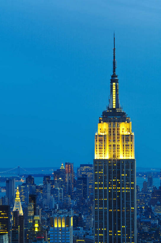 无人,高楼大厦,竖图,全景,室外,夜晚,正面,旅游,度假,天际线,标志建筑,城市,大厦,地标,建筑,摩天大楼,纽约,美国,阴影,光线,影子,灯光,曼哈顿,娱乐,建设,蓝色,蓝天,天空,天,享受,休闲,旅游胜地,放松,北美,北美洲,美洲,帝国大厦,纽约州,帝国之州,帝国州,北亚美利加洲,亚美利加洲,帝国州大厦,彩图,大楼,高层建筑,高楼,摩天楼,曼哈顿岛