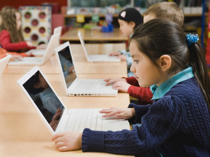 东方人,西方人,儿童,四个人,伙伴,朋友,学校,坐,横图,室内,白天,侧面,友谊,纯洁,电脑,笔记本电脑,桌子,欧洲,欧洲人,亚洲,敲打,服装,网络,教育,注视,黄种人,输入,通讯设备,书桌,校园,小孩,衣服,蓝色,课桌,打字,观察,看,教室,同学,可爱,童年,童趣,幼儿园,服饰,观看,点击,敲击,察看,无线,衣着,穿着,关注,学前教育,通信设备,无线网络,无线上网,便携式电脑,童真,烂漫,无邪,衣饰,幼稚园,蒙养园,育儿机构,天真,友情,按键,手提电脑,男孩,男人,男性,女孩,女人,女性,白种人,亚洲人,孩子,坐着,半身,彩图,男生,女生