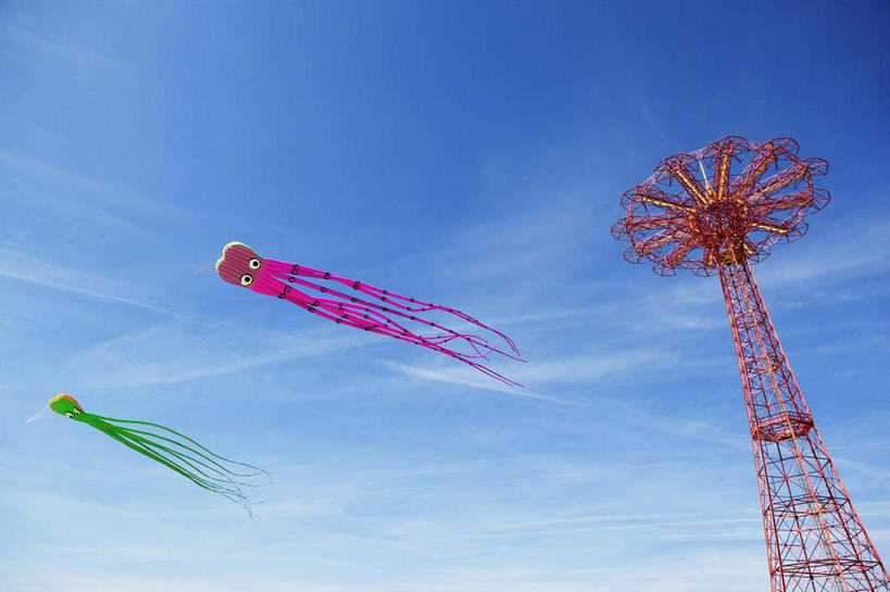 无人,横图,室外,白天,仰视,度假,游戏,美景,城市风光,城市,纽约,美国,曲折,弯曲,景观,曼哈顿,玩,娱乐,两个,蓝色,蓝天,天空,风筝,天,享受,休闲,景色,放松,放风筝,游乐设施,蜿蜒,晴朗,活动,北美,北美洲,纸鸢,发泄,消遣,智力,美洲,放鹞子,鹞,鹞子,鸢,木鸢,纽约州,万里无云,帝国之州,帝国州,北亚美利加洲,亚美利加洲,宣泄,滑落,游艺设施,爬升,布鲁克林,科尼岛,倒转,康尼岛,布鲁克林区,晴空,晴空万里,玩耍,嬉戏,彩图,低角度拍摄,曼哈顿岛