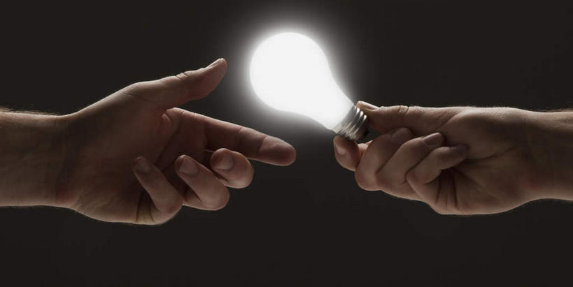 西方人,手,两个人,伙伴,朋友,横图,室内,特写,白天,正面,友谊,合作,团队,照明,欧洲,欧洲人,握,黑色背景,灯泡,光亮,拿,拿着,灯,一个,灯具,手部,战略,握着,摄影,白炽灯,影棚,单个,照亮,照明工具,白炽灯泡,梨形灯泡,联合,合谋,梨形,光明,光洁,配合,协作,男人,男性,年轻男性,白种人,半身,彩图,影棚拍摄,拍摄