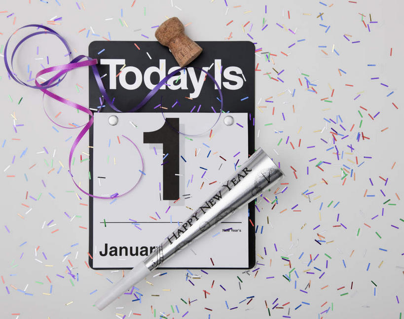 无人,横图,俯视,彩色,室内,特写,白天,白色背景,游戏,静物,玩具,台历,装饰,时间,英文,标志,数字,文字,字符,字母,纸屑,玩,计时,娱乐,标识,休闲,益智,摄影,阿拉伯数字,影棚,活动,五颜六色,英文字母,华丽,修饰,碎纸,日期,点缀,发泄,消遣,智力,玩具吹卷,五彩缤纷,碎纸条,宣泄,衬托,美观,雅致,雅观,绚烂,五彩纸屑,日历,玩耍,嬉戏,彩图,高角度拍摄,影棚拍摄,拍摄