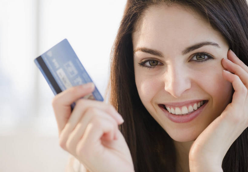 西方人,脸,头,脸颊,手,一个人,笑,微笑,露齿笑,横图,室内,特写,白天,正面,信用卡,欧洲,欧洲人,双手,仅一个年轻女性,仅一个女性,仅一个人,一张,撑,握,朦胧,模糊,拿,拿着,托腮,注视,观察,看,托,手部,卡,握着,储蓄卡,观看,察看,关注,托下巴,单手托腮,银行卡,年轻女性,女人,女性,白种人,头部,脸部,脸蛋,面部,半身,彩图