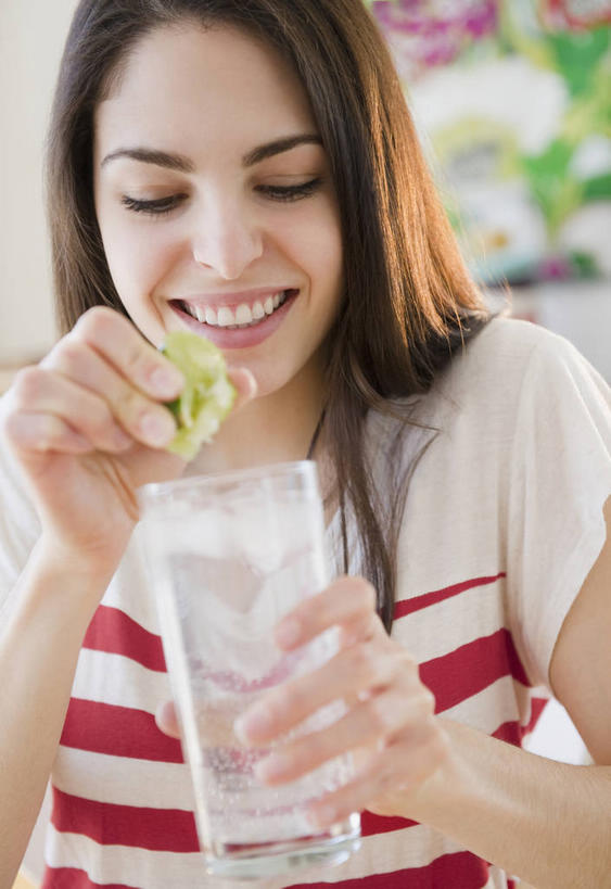 西方人,一个人,坐,笑,微笑,露齿笑,竖图,室内,白天,正面,杯子,水果,欧洲,欧洲人,仅一个年轻女性,仅一个女性,仅一个人,切开,握,服装,朦胧,模糊,新鲜,墙,生食,食品,果实,半个,拿,拿着,注视,休闲装,墙壁,墙面,玻璃制品,食物,衣服,水杯,低头,观察,看,切,一半,休闲,休闲服,握着,服饰,有机食品,绿色食品,观看,察看,关注,剖面,切面,酸橙,代代,年轻女性,女人,女性,白种人,玻璃杯,橙子,橙,坐着,半身,彩图