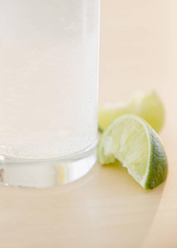 无人,竖图,俯视,室内,特写,白天,桌面,桌子,杯子,水果,新鲜,木制,生食,食品,果实,玻璃制品,食物,木制品,水杯,有机食品,绿色食品,横截面,剖面,酸橙,代代,截面,截面图形,玻璃杯,橙子,橙,彩图,高角度拍摄