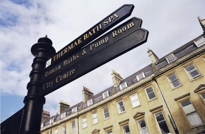 无人,家,横图,室外,特写,白天,仰视,度假,美景,窗户,城市风光,城市,建筑,英国,欧洲,一排,许多,阴影,整齐,光线,英文,标志,瓦片,文字,影子,字符,字母,房屋,屋顶,屋子,景观,云,云朵,公寓,云彩,顶棚,瓦,方向,娱乐,标识,洋房,楼房,英格兰,玻璃窗,箭头,住宅,排列,蓝色,白云,蓝天,天空,阳光,天,享受,休闲,景色,放松,建造,晴朗,英文字母,指向,西欧,队列,大不列颠,屋瓦,巴斯,大不列颠及北爱尔兰联合王国,簇,大不列颠联合王国,日不落英帝国,英吉利,萨默塞特郡,萨默塞特,晴空,彩图,低角度拍摄,房子